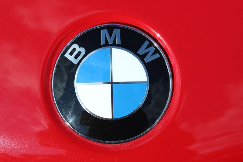 Logo BMW Merah