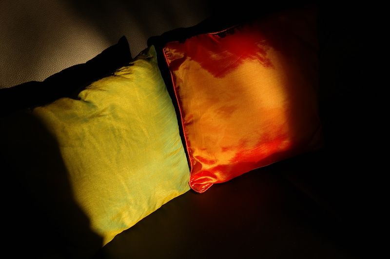 Bantal dekat sofa..